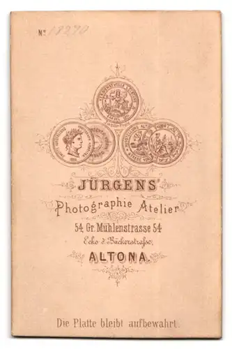 Fotografie Atelier Jürgens, Hamburg-Altona, Gr. Mühlenstr. 54, Portrait hübsches Mädchen mit Brosche und Amulettkette