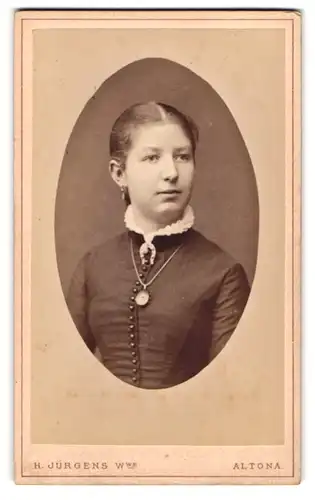 Fotografie H. Jürgens, Hamburg-Altona, Gr. Mühlenstr. 54, Portrait elegant gekleidetes Mädchen mit Halsschmuck