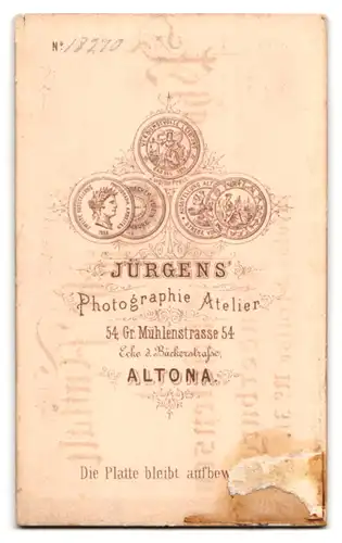 Fotografie H. Jürgens, Hamburg-Altona, Gr. Mühlenstr. 54, Portrait elegant gekleidetes Mädchen mit Halsschmuck