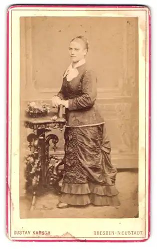 Fotografie Gustav Karsch, Dresden-Neustadt, Gr. Meissenerstr. 9, Portrait bildschönes Fräulein im prachtvollen Kleid