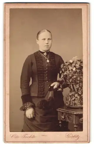 Fotografie Otto Faehte, Görlitz, Grüner Graben 29, Portrait bildschöne junge Frau im prachtvollen Kleid