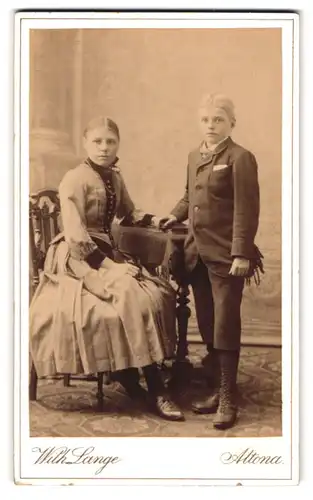 Fotografie Wilh. Lange, Hamburg-Altona, Rathhausmarkt 38, Portrait süsses Kinderpaar in eleganter Kleidung