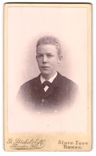 Fotografie G. Stöckel, Rönne, Store Torv, Portrait blonder charmanter Mann mit Fliege im Jackett