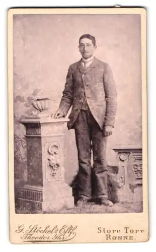 Fotografie G. Stöckel, Rönne, Store Torv, Portrait stattlicher junger Mann im Anzug