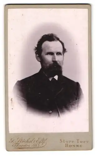 Fotografie G. Stöckel, Rönne, Store Torv, Portrait stattlicher Mann mit dunklem Haar und Bart im Anzug