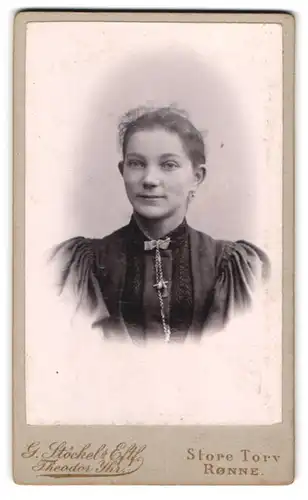Fotografie G. Stöckel, Rönne, Store Torv, Portrait bildschönes Fräulein mit Brosche am Kleiderkragen