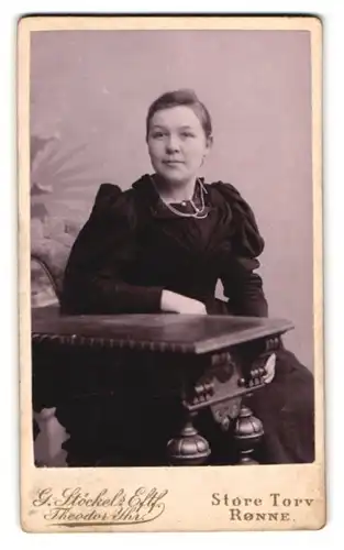 Fotografie G. Stöckel, Rönne, Store Torv, Portrait bildschönes Fräulein mit elegantem Halsschmuck