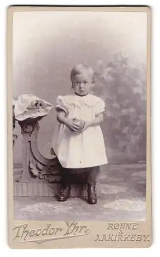 Fotografie G. Stöckel, Rönne, Portrait blondes süsses Mädchen hält einen Ball in den Händen