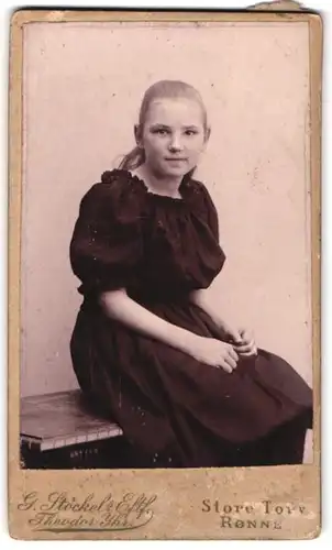 Fotografie G. Stöckel, Rönne, Store Torv, Portrait blondes schönes Mädchen im schwarzen Kleid