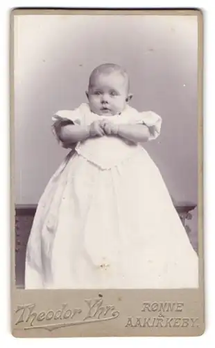 Fotografie G. Stöckel, Rönne, Portrait bildhübsches Baby im weién Taufkleidchen