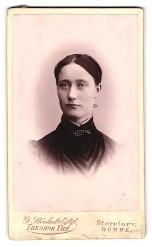 Fotografie G. Stöckel, Rönne, Storetorv, Portrait dunkelhaarige Schönheit mit eleganter Brosche am Kragen