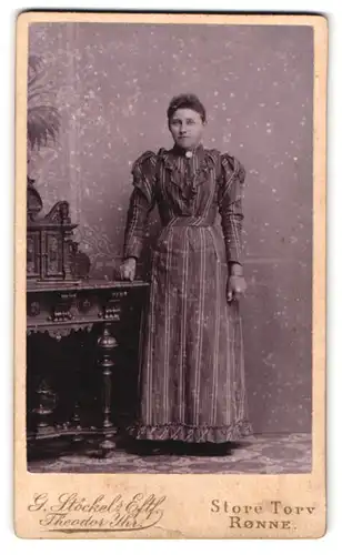 Fotografie G. Stöckel, Rönne, Store Torv, Portrait einer elegant gekleideten Frau im gestreiften Kleid