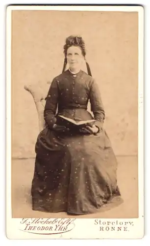 Fotografie G. Stöckel, Rönne, Store Torv, Portrait hübsche Frau mit Buch in den Händen und gerüschtem Haarschmuck
