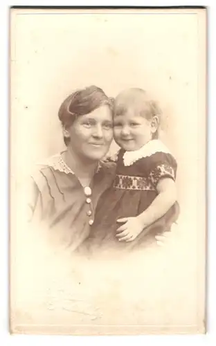 Fotografie G. Stöckel, Rönne, Store Torv, Portrait stolze Mutter mit süsser blonder Tochter im Arm