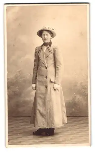 Fotografie G. Stöckel, Rönne, Store Torv, Portrait elegant gekleidetes Fräulein mit Hut