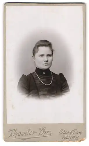 Fotografie G. Stöckel, Rönne, Store Torv, Portrait bildschönes Fräulein mit Brosche und Halskette