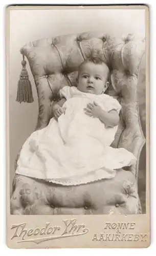 Fotografie G. Stöckel, Rönne, Store Torv, Portrait süsses Baby im weissen Taufkleidchen