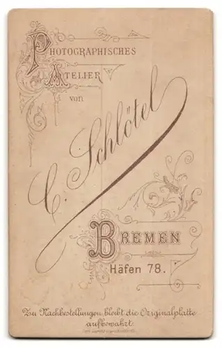 Fotografie C. Schlötel, Bremen, Häfen 78, Portrait brünette Schönheit mit Haarschleife und Brosche am Kleiderkragen