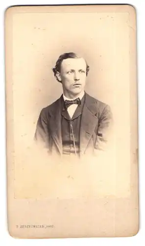 Fotografie F. Springmeier, Elberfeld, Herzogstr. 1005, Portrait junger charmanter Mann mit Fliege im Jackett