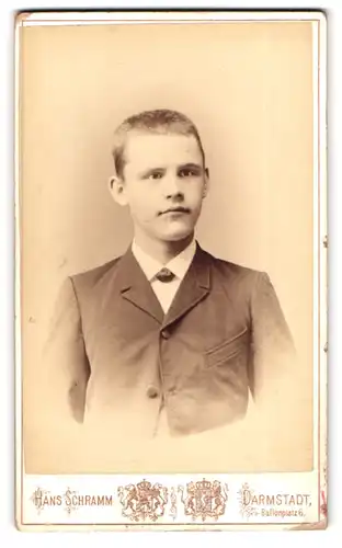 Fotografie Hans Schramm, Darmstadt, Ballonplatz 6, Portrait niedlicher Bube im eleganten Jackett