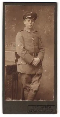 Fotografie H. Schwedes, Heide i. H., Bahnhofsgang 5, Portrait junger Soldat in interessanter Uniform