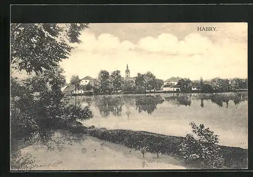 AK Habry, Panorama vom See aus gesehen