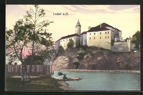 AK Ledec n. Sáz., Flusspartie, Blick zur Burg