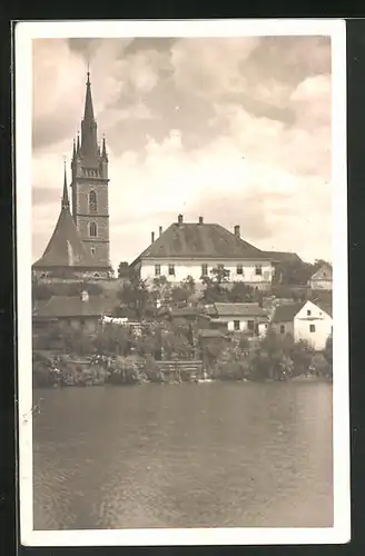 AK Tschaslau / Caslav, Ortspartie mit Kirche vom Wasser aus gesehen