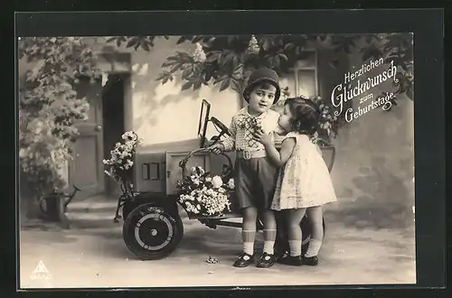 AK niedliches Kinderpaar vor einem mit Blumen geschmücktem Auto stehend