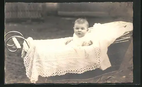 Foto-AK niedliches Baby sitzt im Kinderwagen