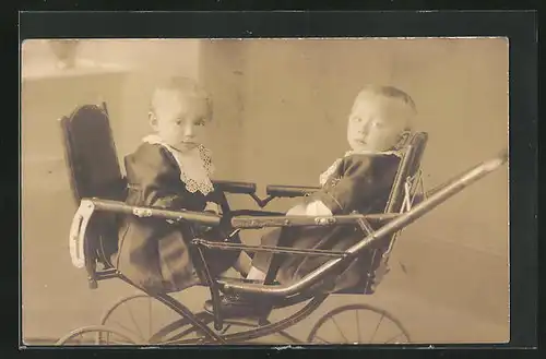 Foto-AK alter Zwillingswagen mit Kindern