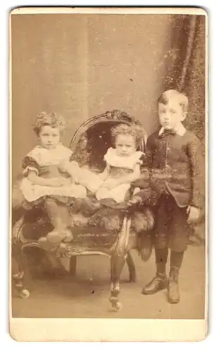 Fotografie H. Howle, Newport, High Street, Portrait drei niedliche Kinder in hübscher Kleidung