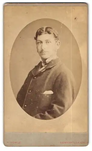 Fotografie H. Howle, Newport, High Street, Portrait charmanter junger Mann im eleganten Jackett