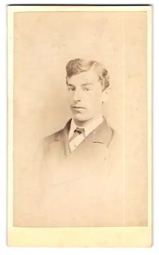 Fotografie T. Jones, Ludlow, 51 Broad St., Portrait charmanter junger Mann mit Fliege im Jackett