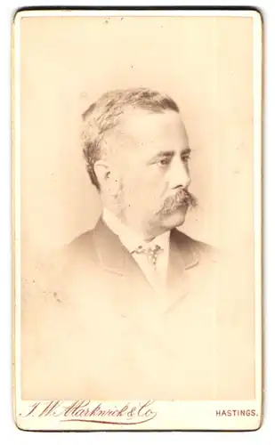 Fotografie T. W. Markwick, Hastings, Portrait charmanter Herr mit Schnurrbart im Jackett