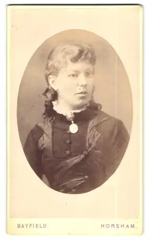 Fotografie Bayfield, Horsham, North St., Portrait schönes Fräulein mit hübscher Brosche am Blusenkragen