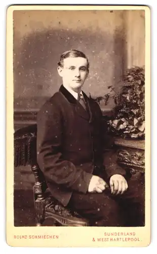 Fotografie Bolko Schmiechen, Sunderland, 135 High St. West, Portrait charmanter junger Mann im eleganten Anzug