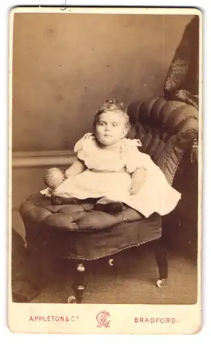 Fotografie Appleton & Cie, Bradford, Horton Lane, Portrait süsses kleines Mädchen mit Ball in der Hand
