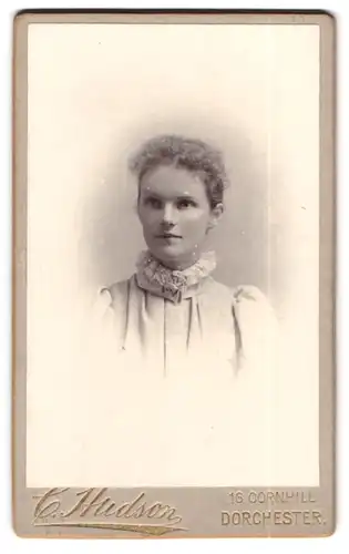 Fotografie C. Hudson, Dorchester, 16 Cornhill, Portrait schöne junge Frau mit Rüschen am Blusenkragen