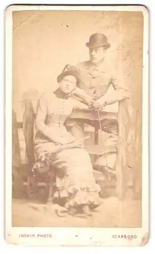 Fotografie Inskip, Scarboro, Portrait eines elegant gekleideten Paares