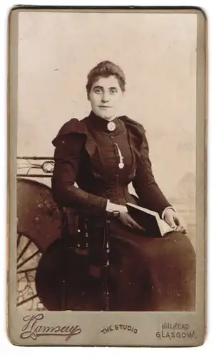 Fotografie Ramsay, Glasgow, 518 Great Western Road, Portrait charmant lächelnde Frau mit Buch in der Hand
