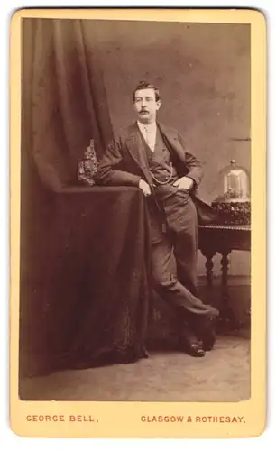 Fotografie George Bell, Glasgow, 57 Argyle St., Portrait stattlicher Herr mit Schnurrbart im Anzug