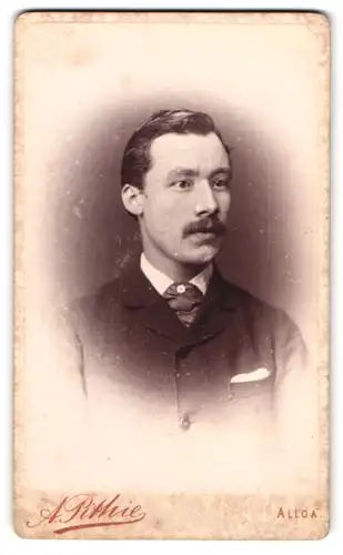 Fotografie A. Pithie, Alloa, Mill Street, Portrait junger charmanter Mann mit Schnurrbart im Jackett