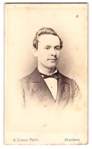 Fotografie A. Dinnie, Aberdeen, 3 Langstane Place, Portrait junger Mann mit Krawatte im Jackett