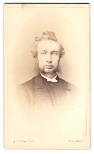 Fotografie A. Dinnie, Aberdeen, 3 Langstane Place, Portrait blonder Mann mit Bart im Jackett