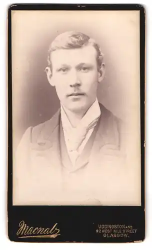 Fotografie Macnal, Glasgow, 92 West Nile Street, Portrait blonder junger Mann mit Krawatte im Jackett