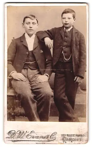 Fotografie D. W. Evans, Cardiff, 197 Bute Road, Portrait zwei freche Buben in eleganten Anzügen