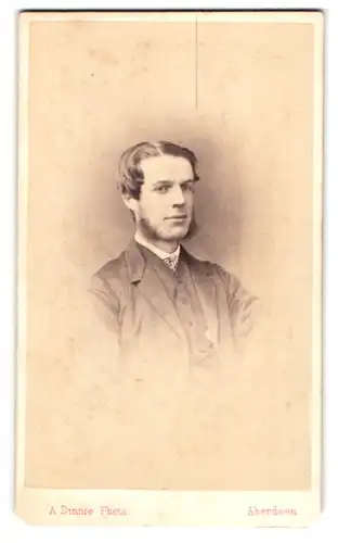 Fotografie A. Dinnie, Aberdeen, 3 Langstane Place, Portrait junger Mann mit Kotelettenbart im eleganten Jackett