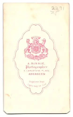 Fotografie A. Dinnie, Aberdeen, 3 Langstane Place, Portrait junger Mann mit Kotelettenbart im eleganten Jackett