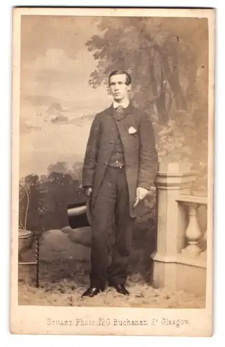 Fotografie Stuart Photo, Glasgow, 120 Buchanan St., Portrait junger Mann mit Zylinder im Anzug